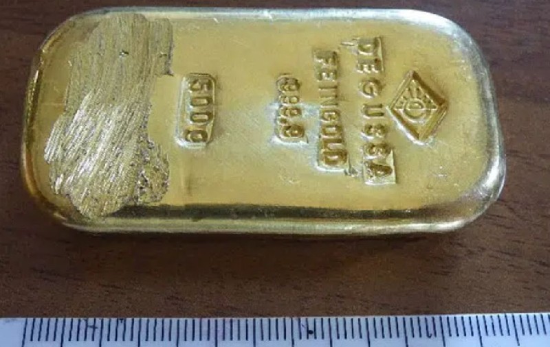 Un adolescent a găsit un lingou de aur de jumătate de kilogram pe fundul unui lac din Germania. Ce valoare are comoara