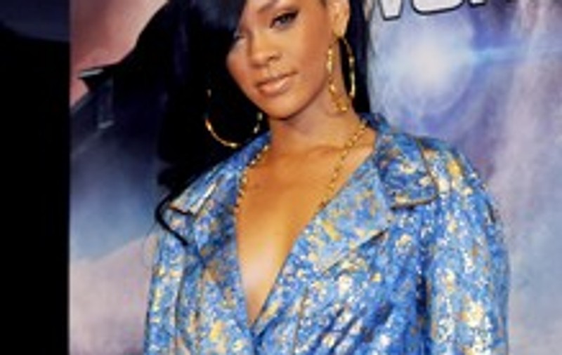 Până unde merge extravaganţa? Rihanna, în pijama pe covorul roşu | FOTO