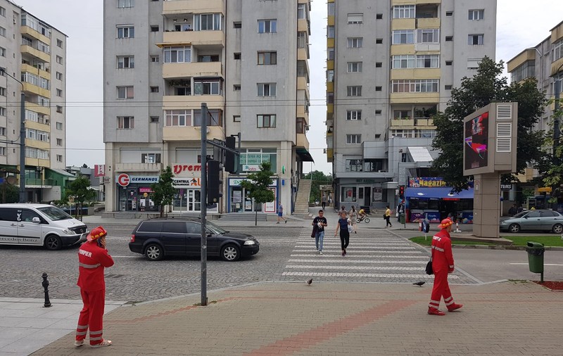 FOTO/ Doi "falși" pompieri în centrul Vasluiului au indus în eroare populația. Făceau campanie unei firme de asigurări