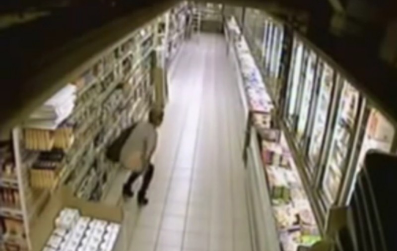 O femeie ŞI-A FĂCUT NEVOILE ÎN SUPERMARKET, PRINTRE RAFTURI! IMAGINILE SURPRINSE DE CAMERE fac înconjurul lumii | VIDEO