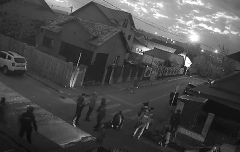 Mascații au intervenit în Mizil, de Paște, după ce mai multe persoane au atacat o mașină de poliție | VIDEO