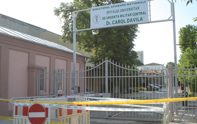 Asfalt surpat lângă Spitalul Militar din București