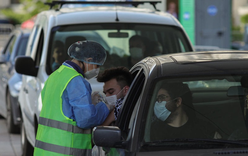 Al treilea centru de vaccinare drive-thru din București a fost deschis în parcarea Plaza România