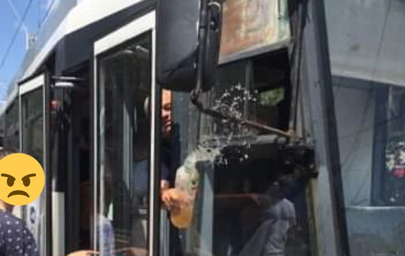 UPDATE/ Un vatman din București a aruncat cu suc într-un călător. STB: Conducătorul va fi cercetat disciplinar