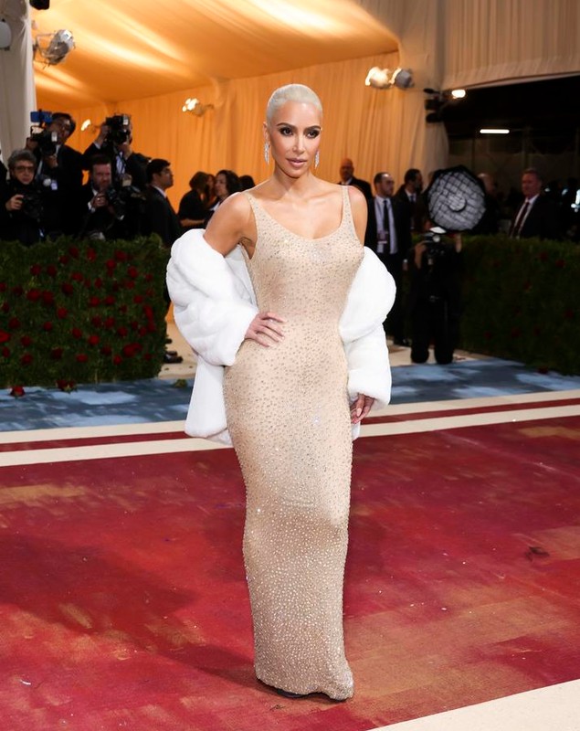 Kim Kardashian a purtat una dintre rochiile lui Marilyn Monroe la Met Gala 2022. Articolul valorează aproape 5 milioane de dolari