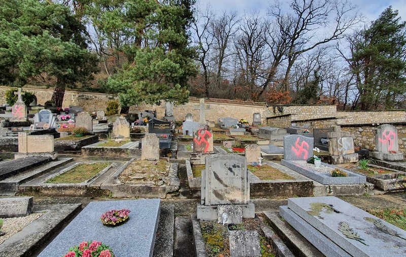 FOTO | Zeci de morminte dintr-o localitate de lângă Paris, vandalizate cu svastici