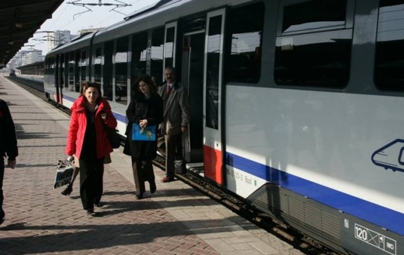 CFR S.A. s-ar putea diviza în două companii, după modelul CNADNR