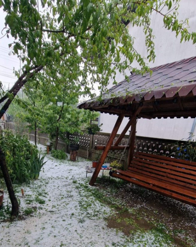 Ploi cu grindină în mai multe județe. Care sunt zonele afectate și imagini cu urmările furtunilor - VIDEO