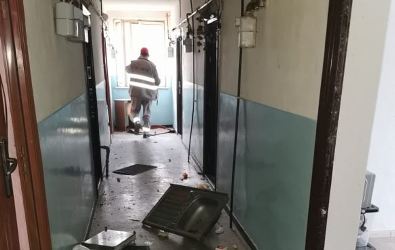 Explozie într-un bloc din Satu Mare. Două persoane au suferit arsuri. 25 de locatari au fost evacuați