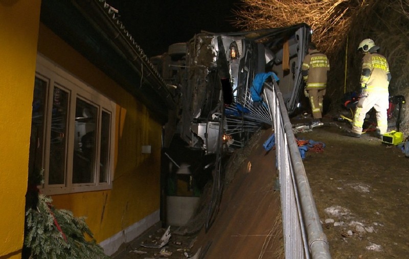 Mirele a murit chiar înainte de nuntă, în timp ce se ducea la petrecerea burlacilor, cu autocarul, într-o stațiune de schi din Austria
