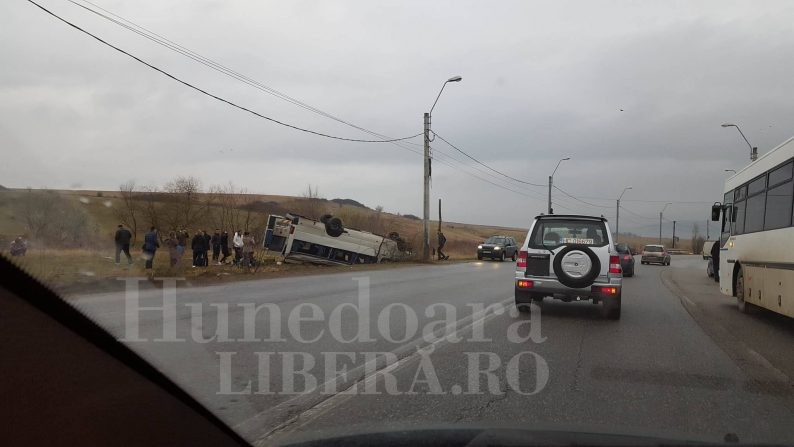 Microbuzul școlar care s-a răsturnat pe marginea drumului sursă foto: hunedoaralibera.ro