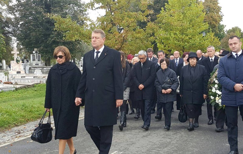 Klaus Iohannis, în doliu. Președintele și-a condus soacra pe ultimul drum