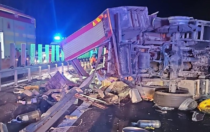 O mașină de pompieri în misiune s-a răsturnat pe Drumul Expres Craiova-Pitești. Cinci militari au fost răniți în accident