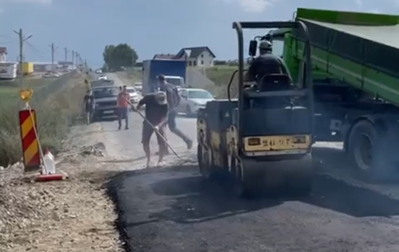 Localnicii unei comune din Suceava și-au asfaltat singuri drumul plin de gropi. Acum riscă sancțiuni penale