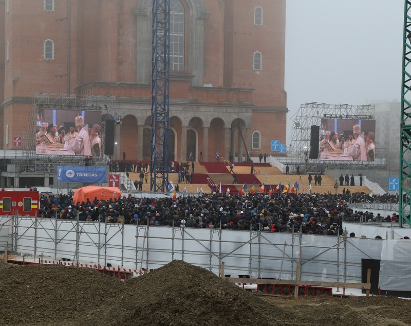 Bilanțul incidentelor dintre jandarmi și enoriași, la Catedrala Mântuirii Neamului. Câțiva oameni au forțat cordonul pentru a intra în lăcașul de cult |FOTO