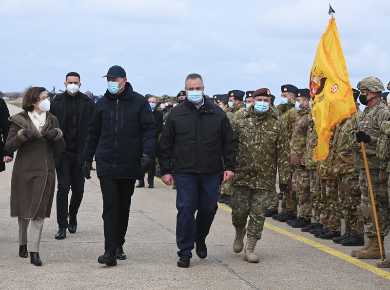 În singurul weekend cu activitate oficială, președintele a vizitat baza militară de la Mihail Kogălniceanu, alături de premierul Nicolae Ciucă și Florence Parly, ministrul francez al apărării | Foto: Profimedia