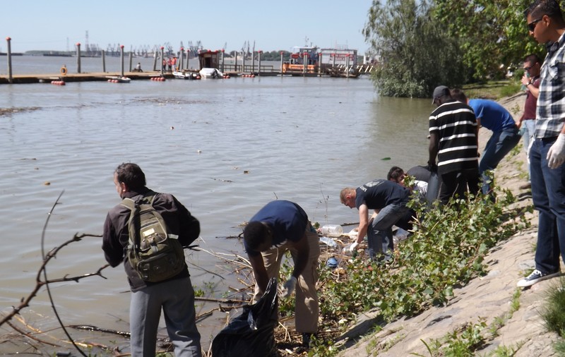 FOTO Soldații americani au curățat faleza Dunării de gunoaie