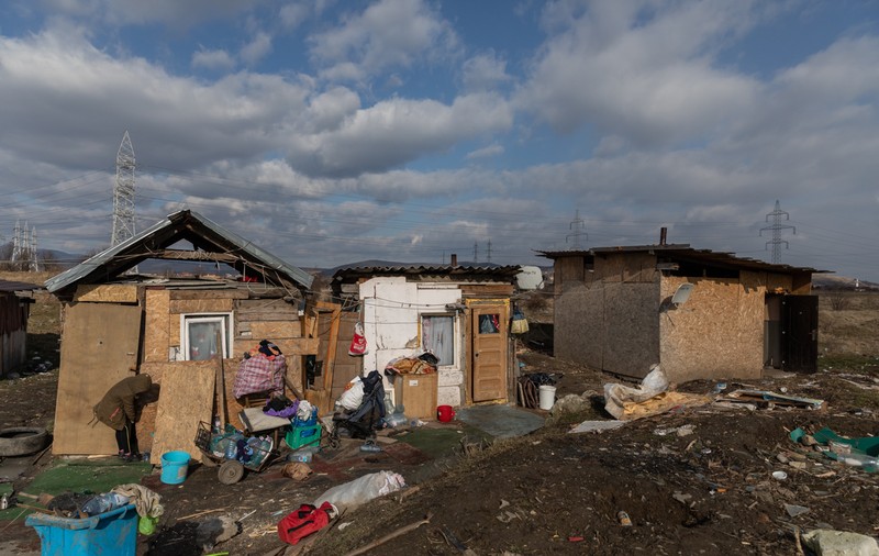 Evacuați și lăsați să trăiască în câmp. Ce au pățit în urmă cu 3 ani oamenii dați afară din blocul din Alba Iulia, propus acum pentru demolare. „Ne-o lăsat numai să facem o bărăcuță”
