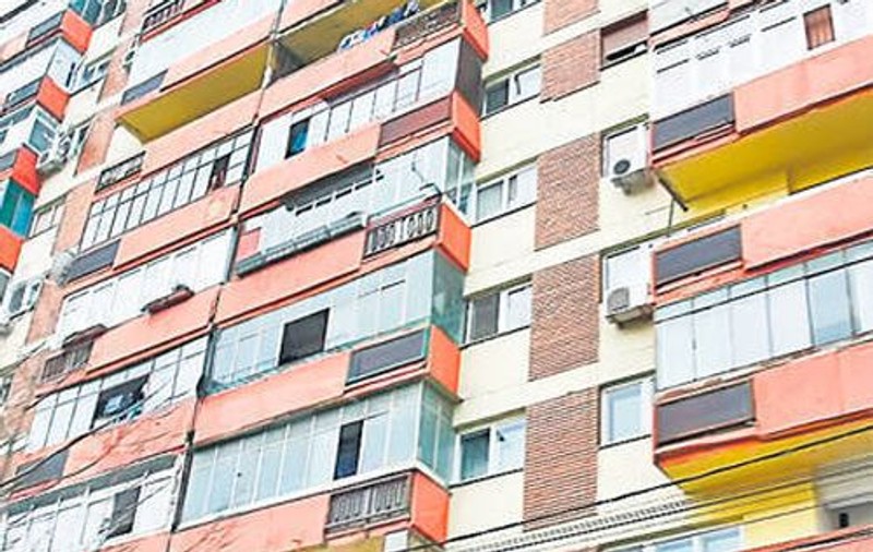ȘOCANT: Mamă și trei copii, SECHESTRAȚI ani de zile într-un apartament