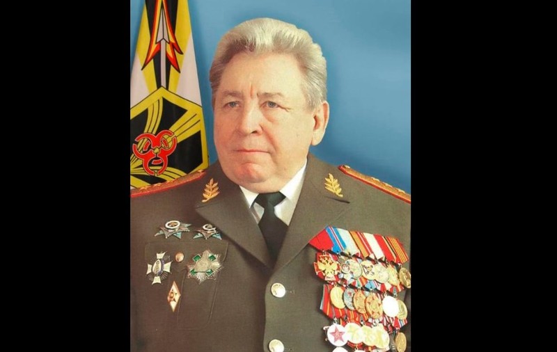 Un general de top rus a fost găsit mort în bucătăria apartamentului său, cu un pistol alături