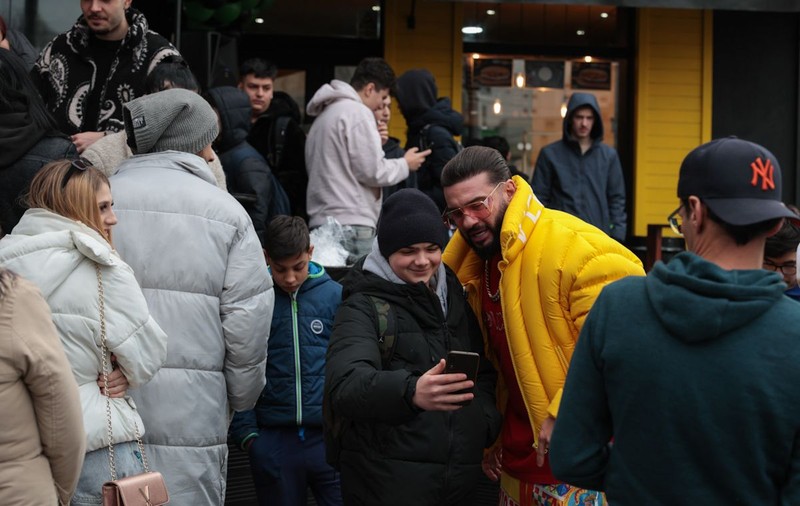Noi cozi la un fast-food din București, unde Dorian Popa a anunțat că dă șaorma gratis