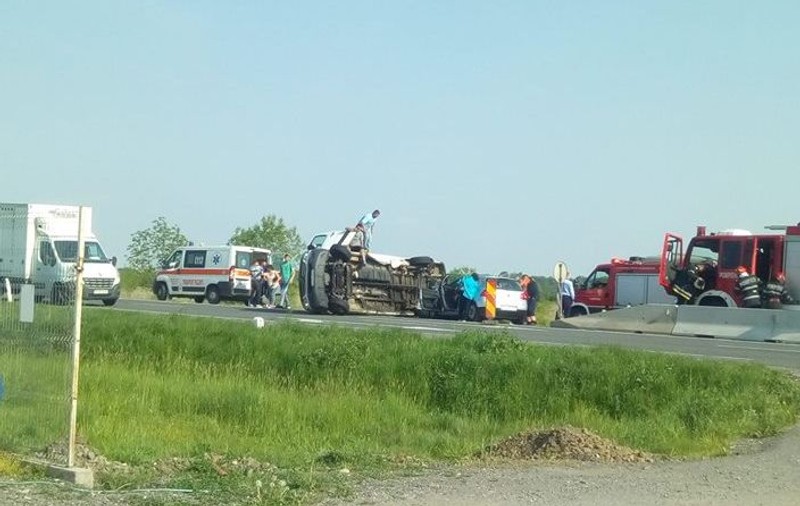 Grav accident la marginea Timișoarei, cu 7 răniți. Un șofer de microbuz a ratat urcarea pe centură