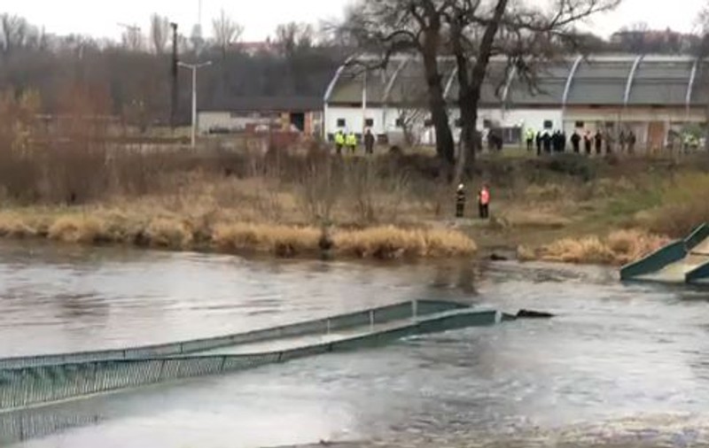 Un pod pietonal s-a prăbușit în Praga: Cel puţin patru răniţi | VIDEO
