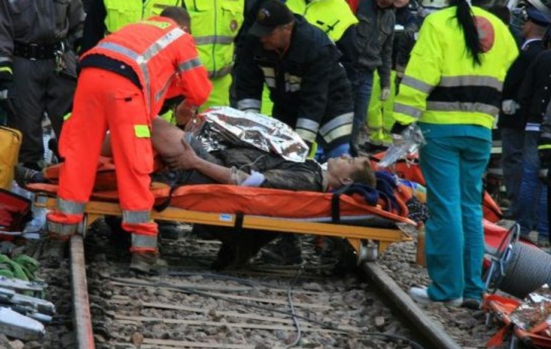 Un mort şi trei răniţi după ce maşina în care se aflau a fost lovită de tren