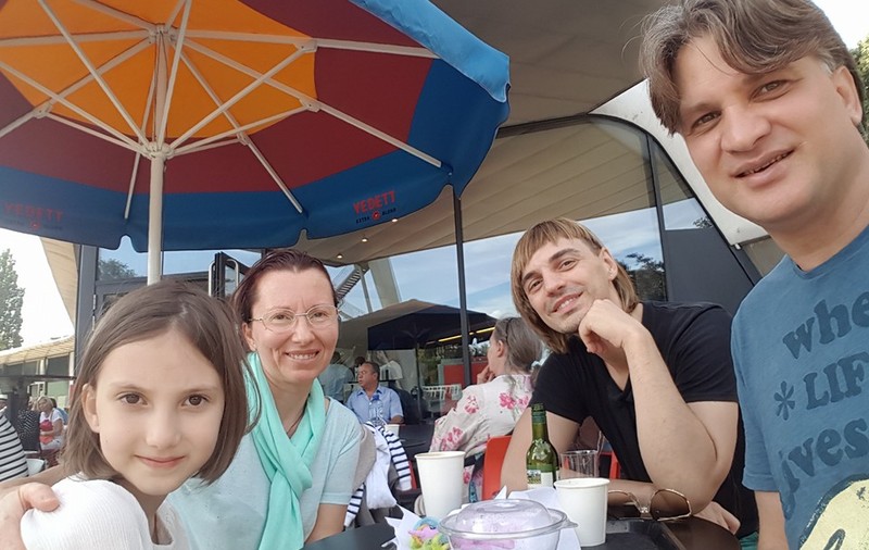 EXCLUSIV/ Adriana și Mihai Onilă fac parastasul de 40 de zile în Belgia, cu mâncare tradițional românească: "Sărmăluțele cu mămăligă erau preferatele Ioanei"