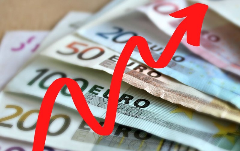 Euro sare de 5,1 lei, pe fondul crizei politice. Recordul nu a mai fost atins de la victoria lui George Simion în primul tur al alegerilor prezidențiale