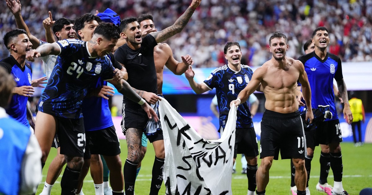 Jucătorii argentinieni afișează un banner politic după meciul cu Anglia la Campionatul Mondial de Fotbal 2026 Foto: Profimedia