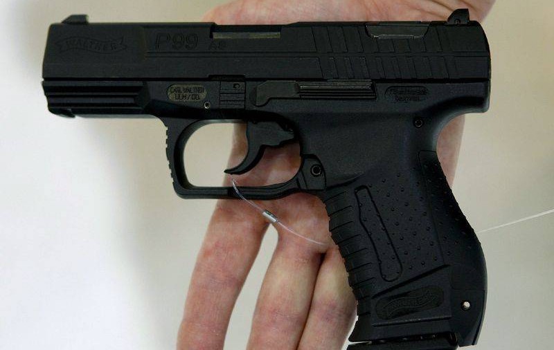 Studentul craiovean care a furat un pistol pentru a face rost de bani de droguri, condamnat la închisoare cu suspendare