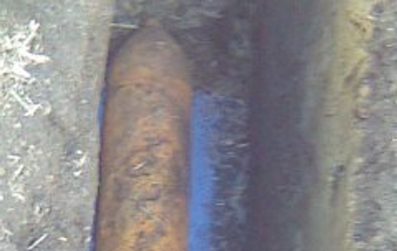 A descoperit o bombă de 100 de kilograme în timp ce ara