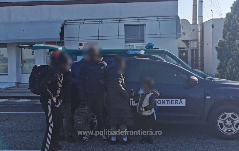 O familie din Camerun care voia să ajungă în Germania, găsită ascunsă într-un TIR, la PTF Moravița. S-au urcat în autotren când şoferul dormea