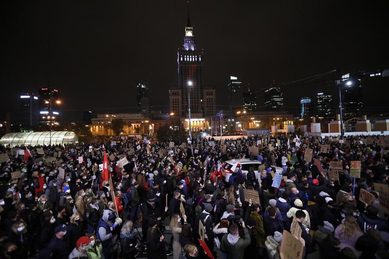 Zeci de mii de persoane au ieșit în stradă în Polonia ca să protesteze față de interzicerea avorturilor. Foto: EPA