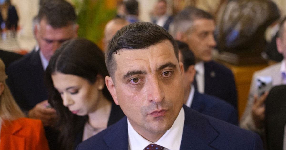 George Simion, presedintele AUR, alaturi de parlamentarii formatiunii, sustine o declaratie de presa la Palatul Parlamentului, duminica, 7 septembrie 2025. Foto Hepta