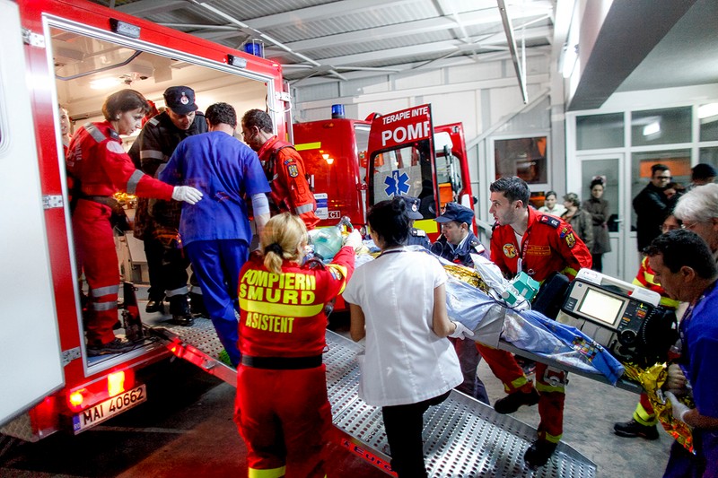 Răniți din Colectiv sunt urcați în ambulanțe în față Spitalului de urgență Floreasca | Foto: Hepta