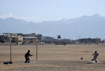 2002: Când talibanii au plecat, unul dintre primele lucruri făcute de tineri a fost revenirea pe terenul de fotbal, sport interzis de talibani. Foto: Cristi Preda