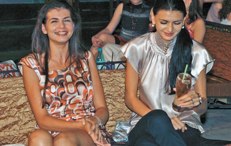 Monica Columbeanu şi sora ei l-au lăsat pe Fizz cu buza umflată