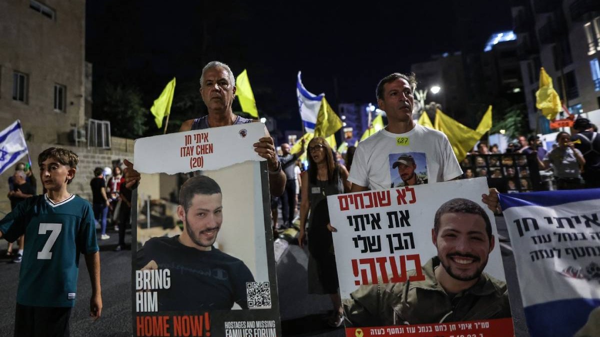 Israelienii, în timpul unui marș pentru eliberarea ostaticilor din Fâșia Gaza, ținând mai multe fotografii cu aștia în mână
