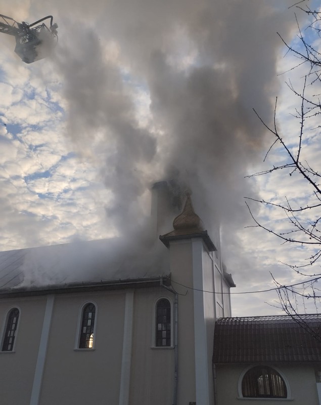 Incendiu la biserica din Crăciunești, Maramureș. Focul a izbucnit la turla lăcașului de cult