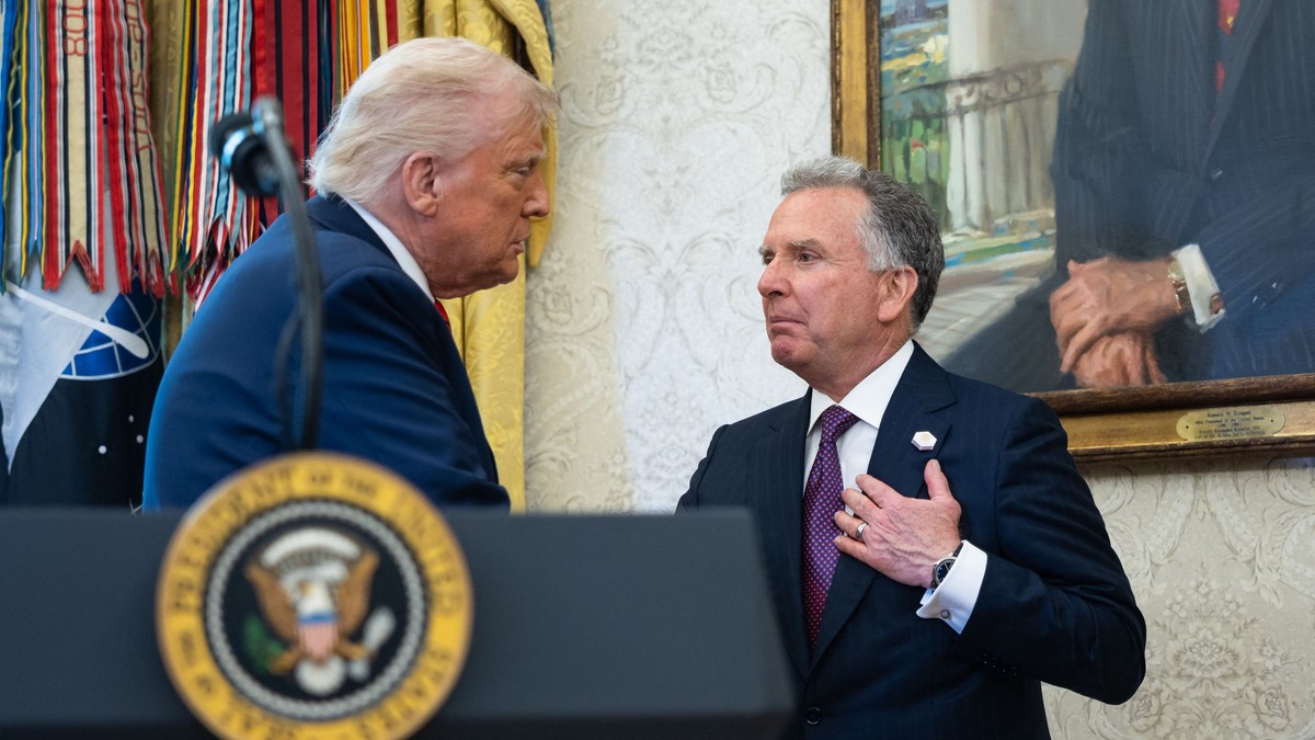 Donald Trump dă mâna cu prietenul și emisarul său Steve Witkoff Foto: Hepta