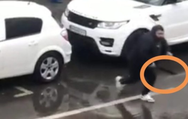 Un ploieștean filmat când amenința cu sabia o altă persoană, în centrul orașului, reținut de polițisti