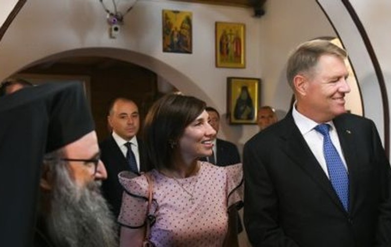 FOTO | Klaus Iohannis, alături de Carmen Iohannis la Episcopia Română din Italia. Ce ținută a purtat prima doamnă