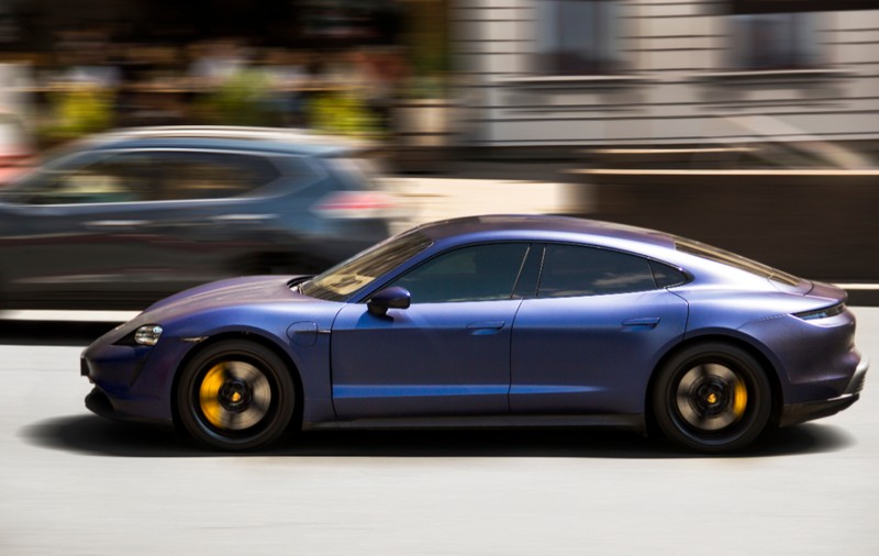 Un tânăr s-a filmat când conducea cu peste 200 km/h un Porsche Taycan și s-a postat pe TikTok. Poliția l-a prins după propriul videoclip