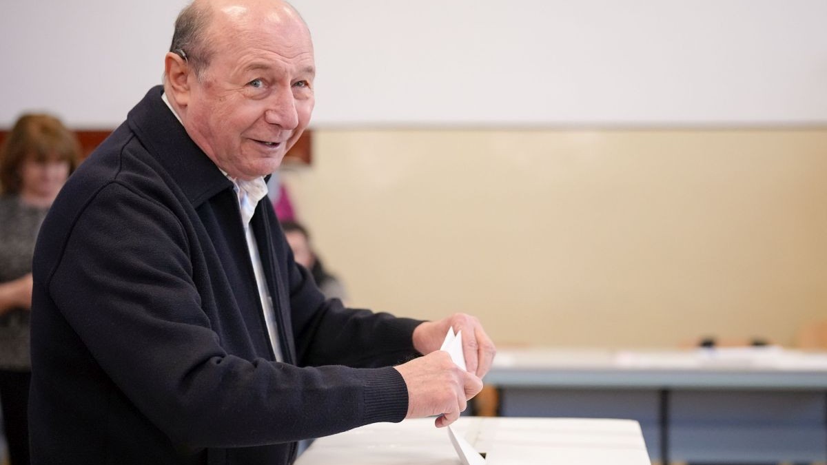 Traian Basescu, fost presedinte al Romaniei, isi exercita dreptul la vot, in cel de-al doilea tur de scrutin al alegerilor prezidentiale, in Bucuresti, duminica, 18 mai 2025.