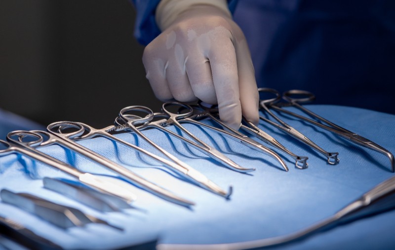 O femeie a trăit șapte luni cu o foarfecă de 15 centimetri uitată în abdomen după o operație în Italia