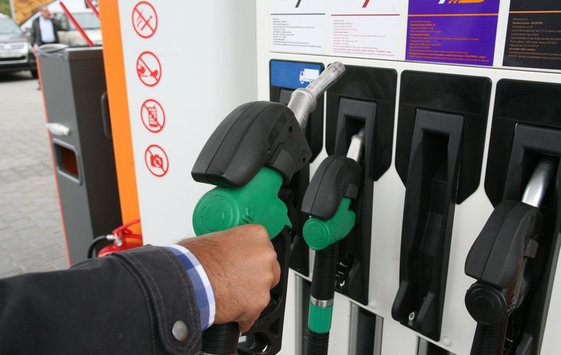 Trei trucuri pentru a scădea consumul de carburant