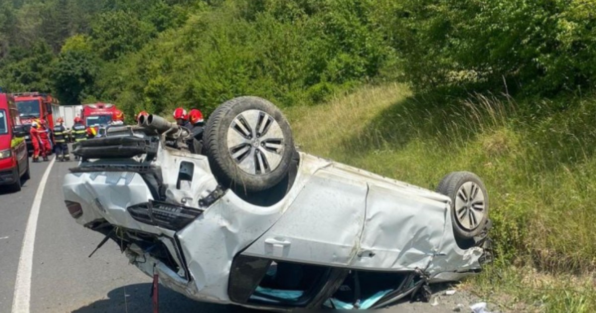 Mașină răsturnată pe drumul Sfântul Ion din Cluj Napoca