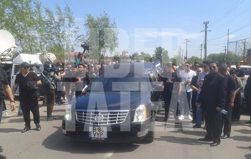 Fane Spoitoru a fost condus pe ultimul drum ca un rege. Înmormântare cu incidente. Un bărbat a fost scos cu forța din cimitir și pus la pământ / GALERIE FOTO + VIDEO